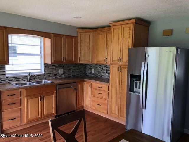 Building Photo - 423 Count St