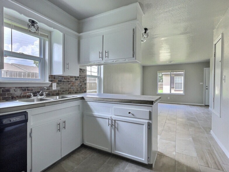 Building Photo - 6116 S Madison Plz