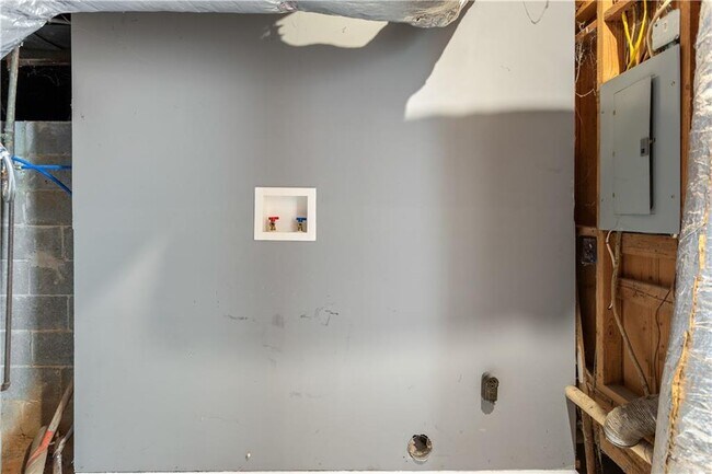 Building Photo - 2866 Highland Dr SE