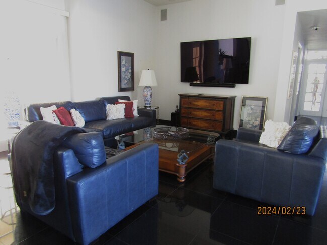 Building Photo - 48600 Shady View Dr