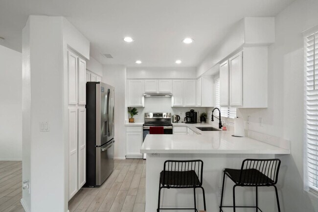 Building Photo - 13682 W Desert Flower Dr