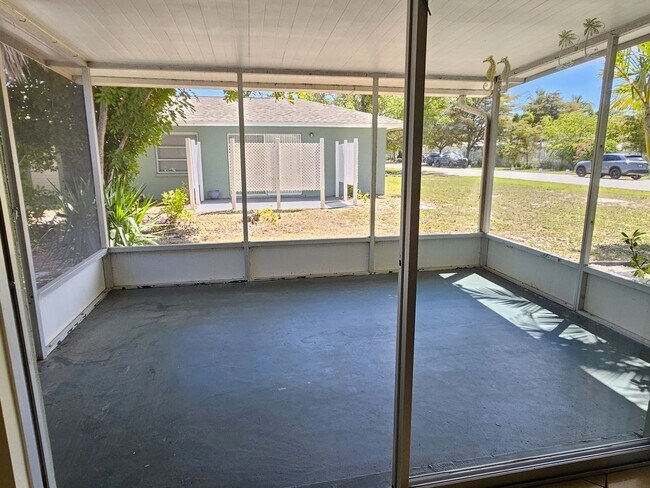 Building Photo - Annual Unfurnished 2 Bedroom 2 Bathroom Duplex with a Carport on Venice Island!