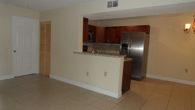 Building Photo - 2-Bed, 2-Bath Apartment with Balcony!