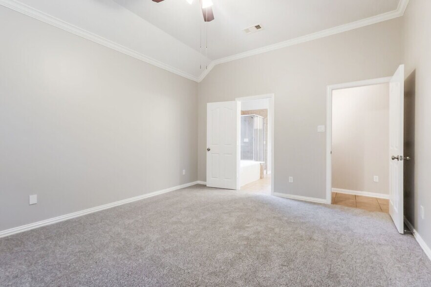 Building Photo - 9202 Hidden Lake Cir