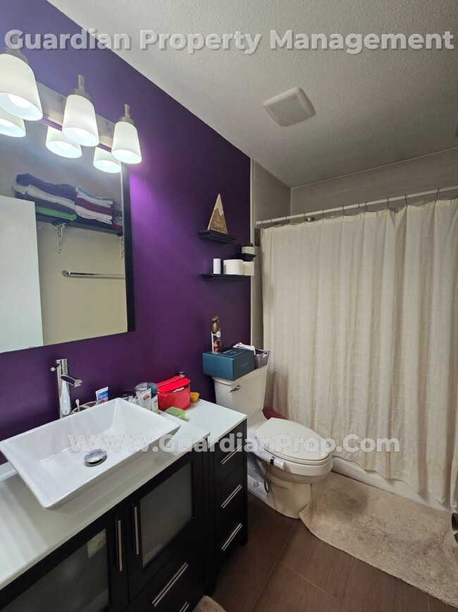 Building Photo - Split Level Home in Roseville Available 8/...