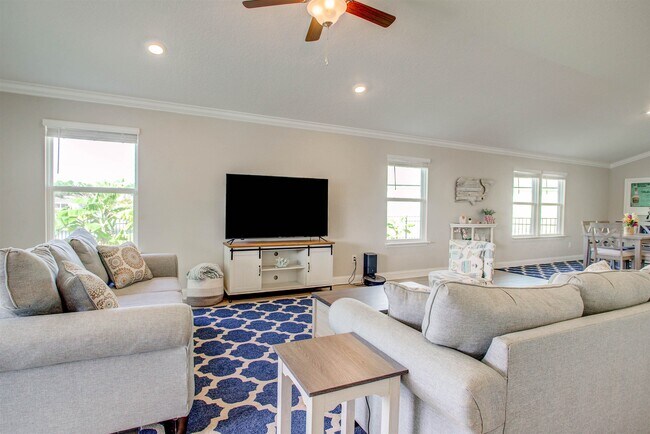 Building Photo - 130 Huesca Ct