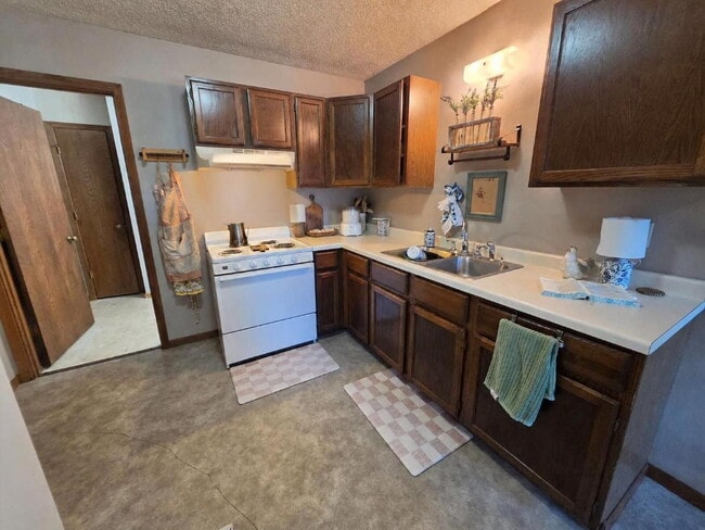 Building Photo - 2 Bedroom, 1 Bathroom with Attached Garage & Patio
