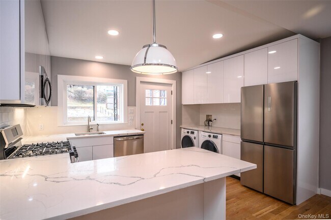 Building Photo - 86 Main St