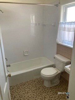 Building Photo - 89 Town Hill Ave