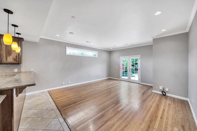 Building Photo - Welcome Home to the peaceful Shoreview Nei...