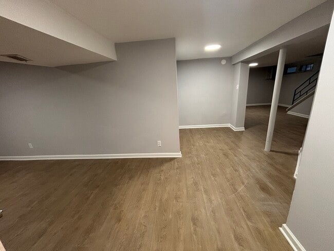 Building Photo - 5 Bedroom Home