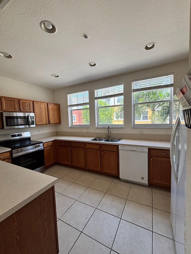 Building Photo - 767 Millbrae Ct