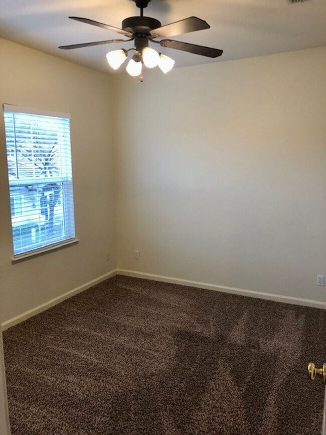Building Photo - Gorgeous 2-Story 3 Bedroom, 2.5 Bath Home with 2 Car Garage Located in Folsom is Available NOW!
