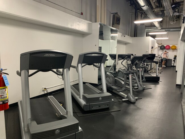 Building Photo - 1212 N La Salle Dr