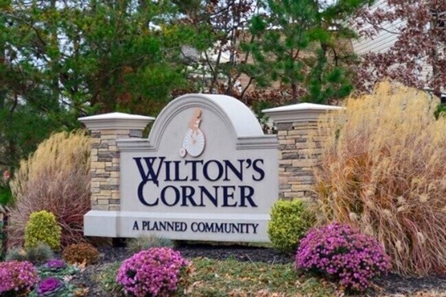 Building Photo - Beautiful 3 bedroom 2.5 bathroom END Unit ...