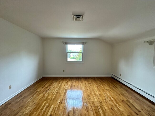 Building Photo - Four Bedroom Two and a Half Bath home avai...