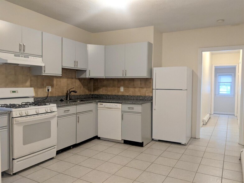 Building Photo - 83 Yorktown St