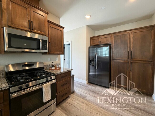 Building Photo - Modern Roseville Living – 3 Bed | 2.5 Bath |