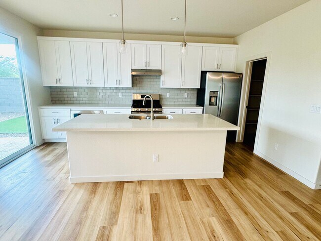 Building Photo - 6537 N 15th Dr