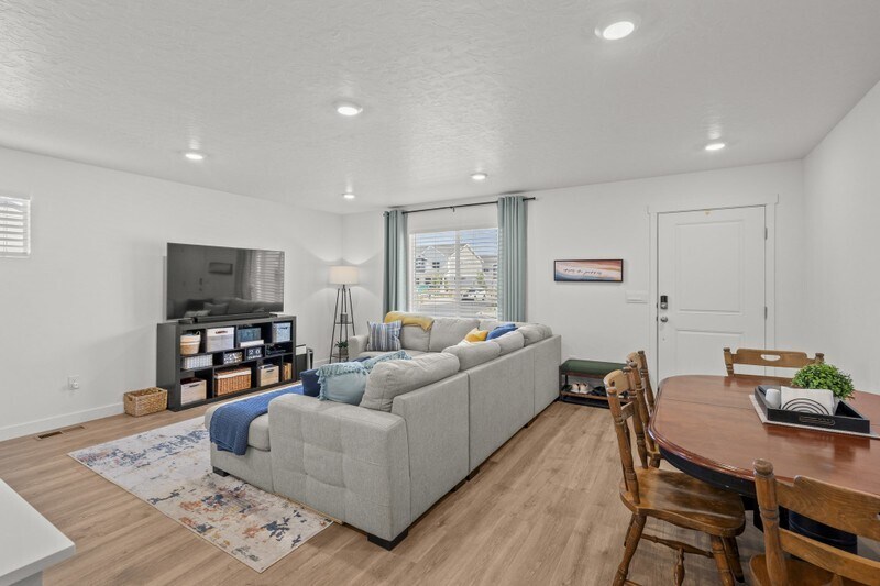 Building Photo - 933 Jack Dr