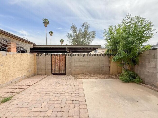 Building Photo - 4440 W Solano Dr N