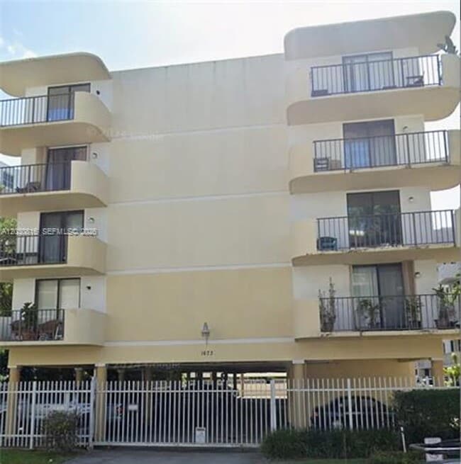 Building Photo - 1673 Bay Rd