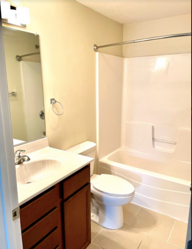 Building Photo - 1 Bedroom Avail August 2025!  Monthly Rent...