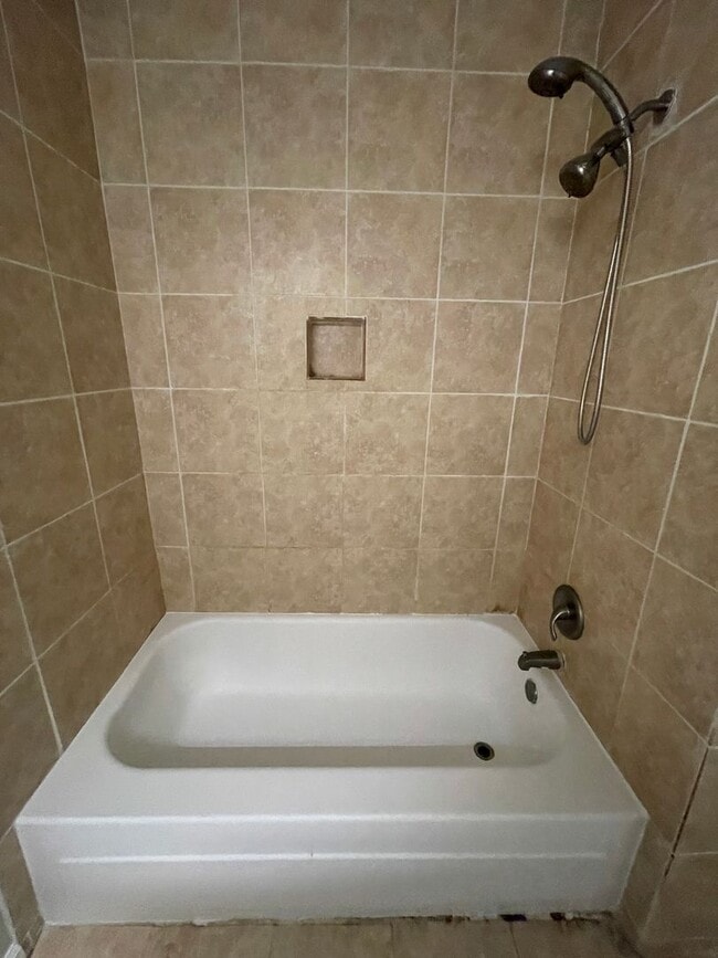 Building Photo - 3 bed/2 bath home in Martinez w/huge backyard and covered patio