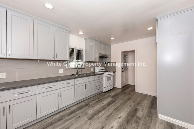 Building Photo - Charming Riverside 3 Bedroom Home with Spa...
