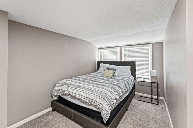 Building Photo - Furnished, short-term rental just blocks from KU Med available now!