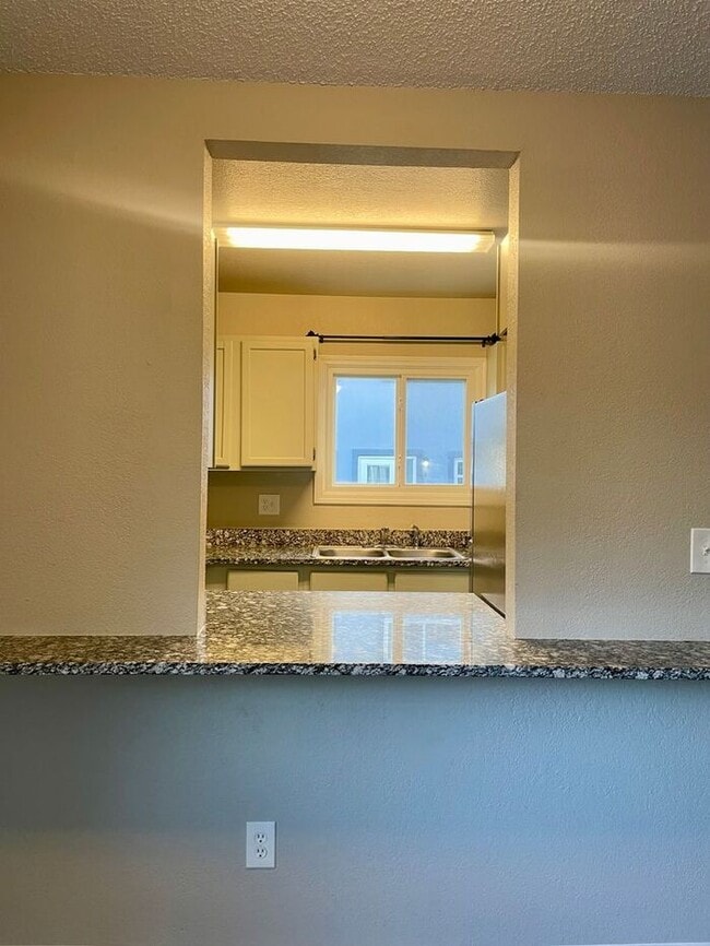 Building Photo - 3 Bed 2 Bath Townhouse, newly renovated!