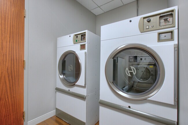 Building Photo - 57 E Delaware Pl