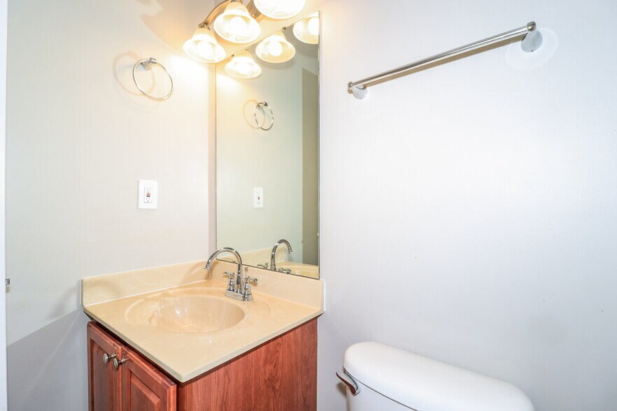 Building Photo - 1161 Red Fern Cir E