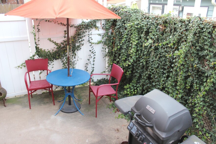 Private, fenced in back patio - 2333 Sidney St