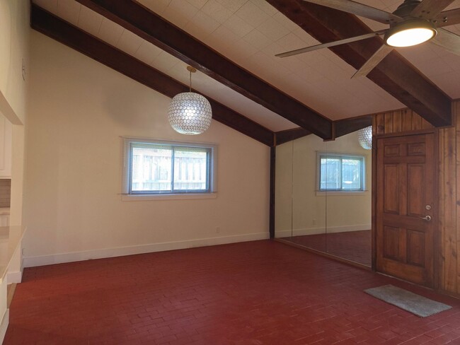 Building Photo - Spacious 3/2/2 - Newly remodeled Kitchen a...