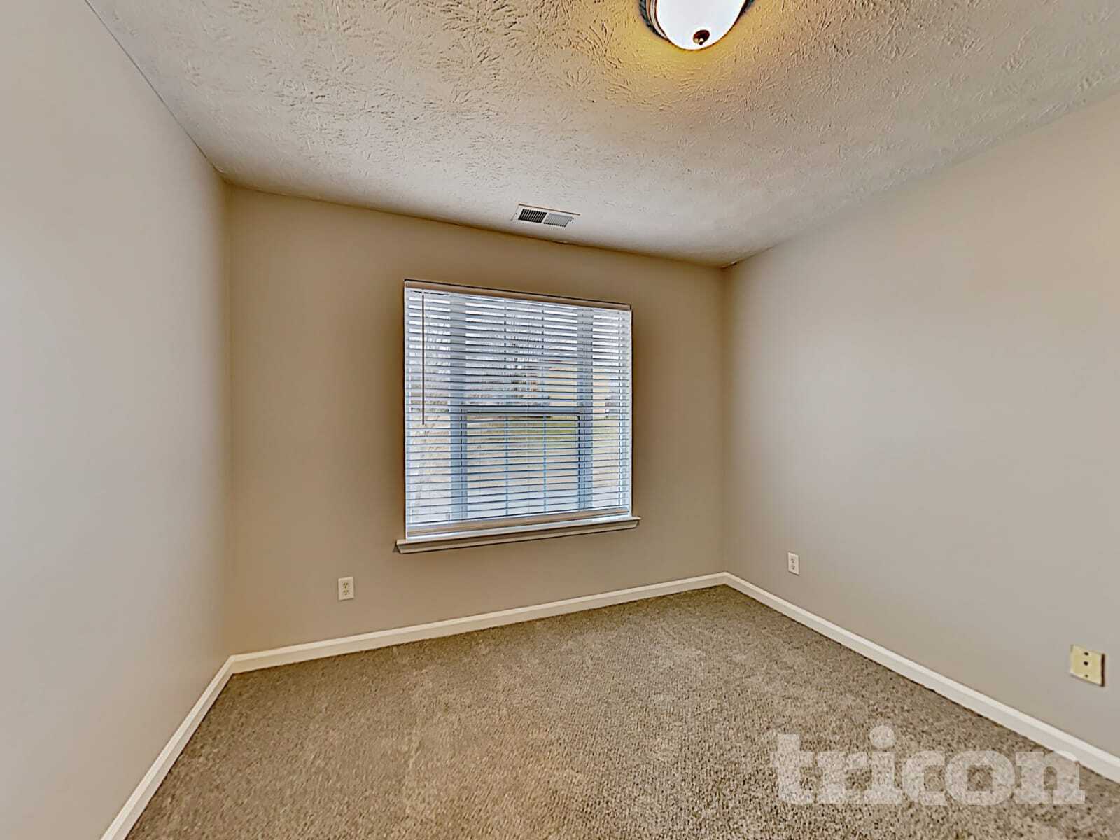 Building Photo - 872 Woodside Dr
