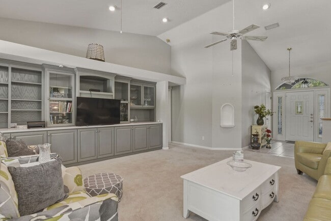 Building Photo - Must See Immaculate 3/2 Rainbow Springs with Lanai