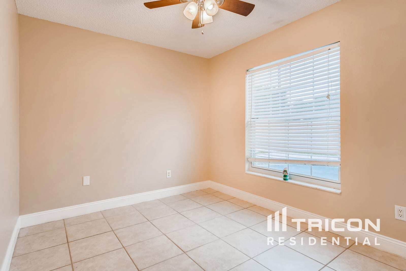 Building Photo - 1423 La Paloma Cir