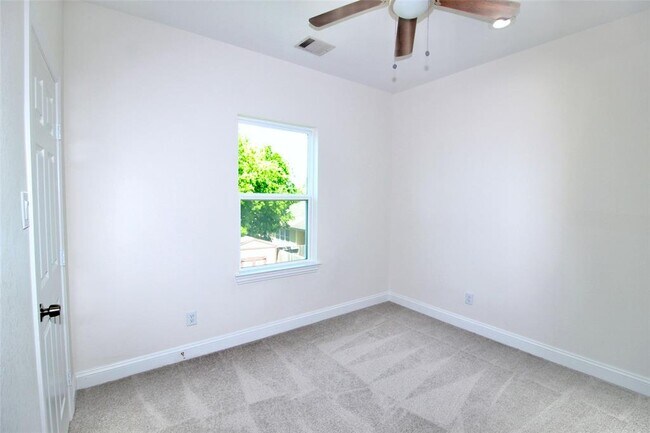 Building Photo - 3419 Redbud St