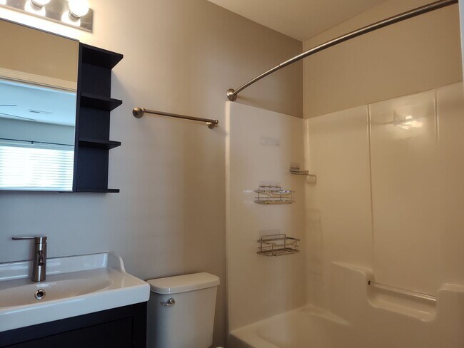 Building Photo - Move-in ready condo in Located in Fourth W...