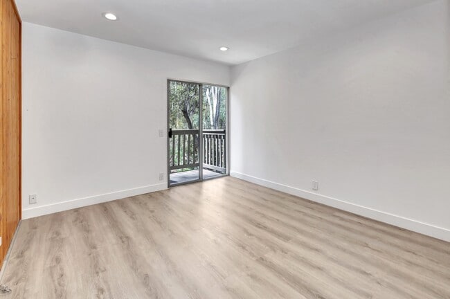 Building Photo - 24946 Ravenswood