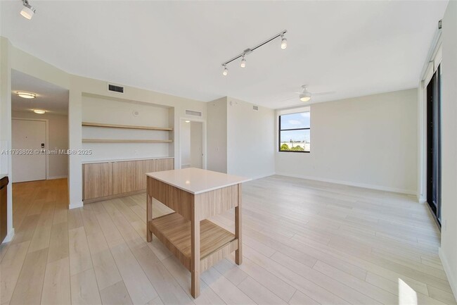 Building Photo - 555 NE 8th St