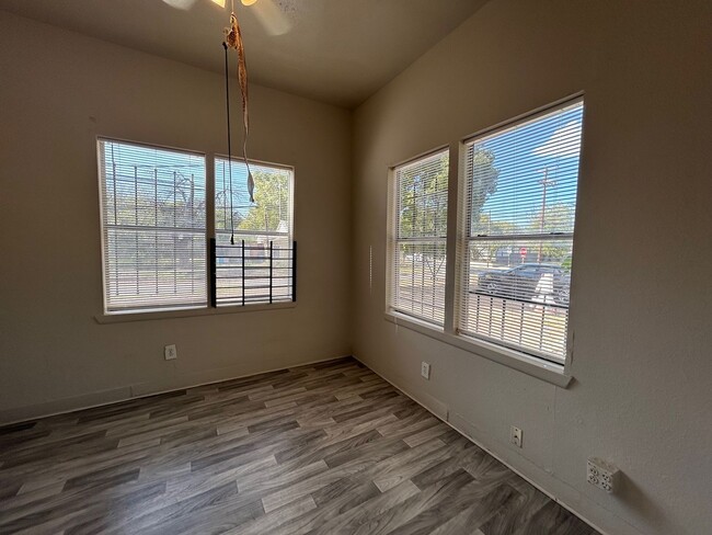 Building Photo - $300 OFF 1ST MONTH RENT IF YOU MOVE IN WIT...