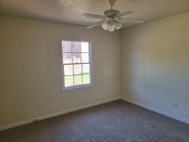 Building Photo - 3 Bedroom 2.5 Bathroom Townhome