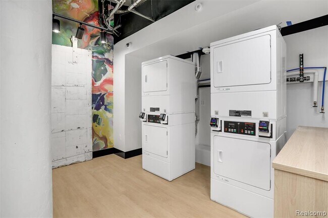 Building Photo - 411 Piquette Ave