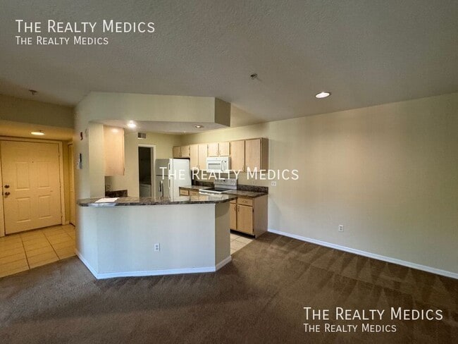 Building Photo - 700 Crest Pines Dr