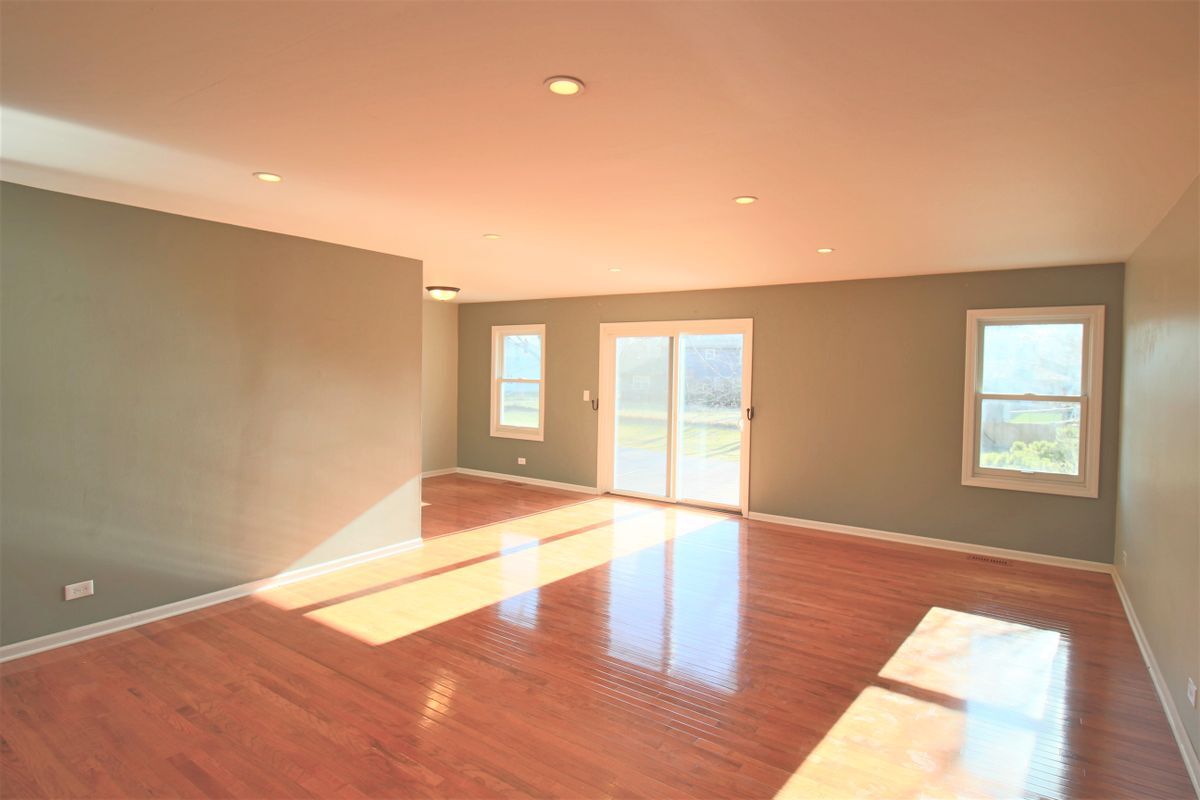 Building Photo - 2373 Crescent Ln S