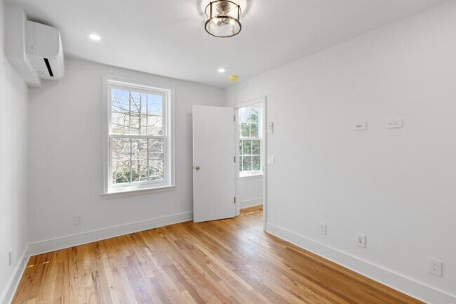 Building Photo - 2 bedroom in SUNNYSIDE NY 11104