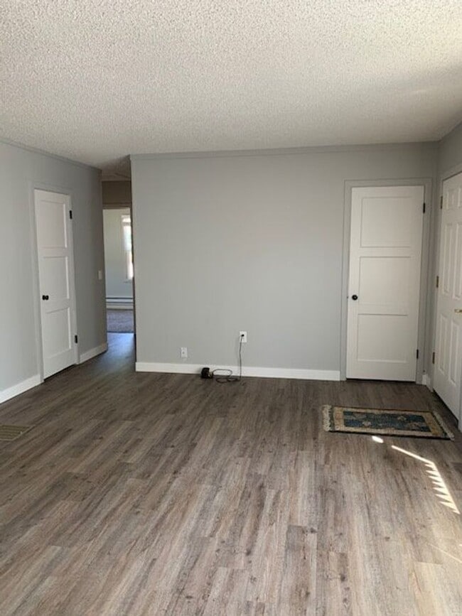 Building Photo - 3 bd., 2 bath remodeled Duplex