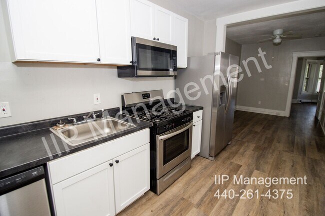 Building Photo - 1609 Lakewood Ave